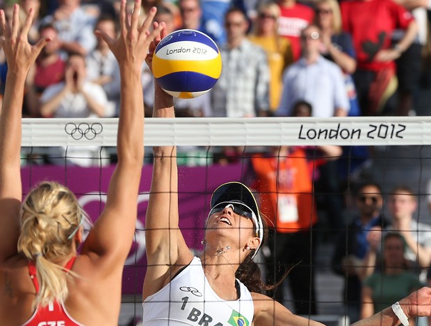 Marketa Slukova e Maria Elisa, Vôlei de Praia, Brasil x Republica Tcheca (Foto: Agência AP)