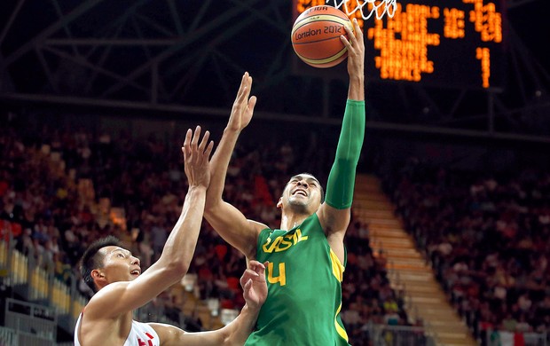 Marquinho e Jianlian Yi, Basquete, Brasil x China (Foto: Agência Reuters)