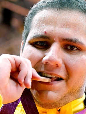 Rafael Silva com a medalha de bronze no judô (Foto: Reuters)