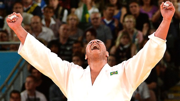 Rafael Silva comemora bronze no judô (Foto: AFP)