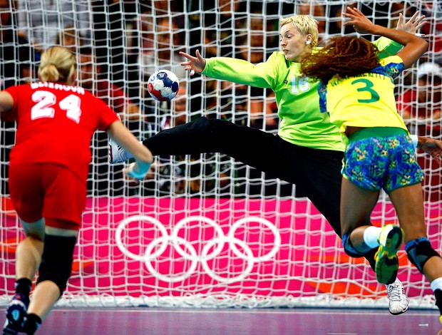 Alexandra Nascimento na partida de handebol do Brasil contra a Rússia (Foto: Reuters)