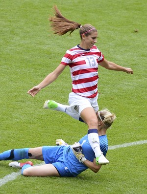 Alex Morgan acerta joelho no rosto da goleira da Nova Zelândia (Foto: Reuters)