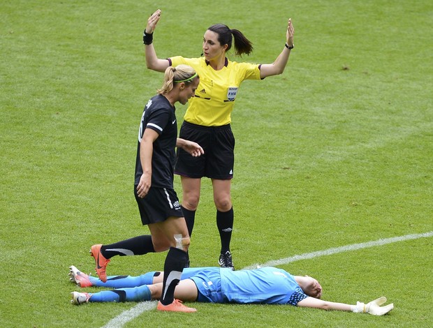 Alex Morgan acerta joelho no rosto da goleira da Nova Zelândia (Foto: Reuters)