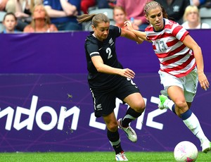 Alex Morgan na partida de futebol dos Estados Unidos contra a Nova Zelândia (Foto: AFP)