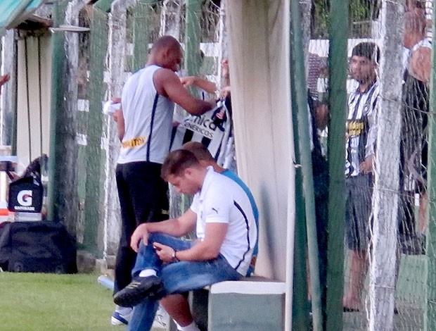 Jefferson dá autógrafo para os torcedores no treino do Botafogo (Foto: Thales Soares / Globoesporte.com)