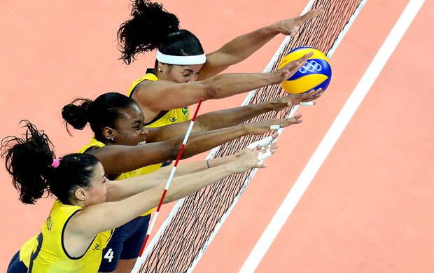 bloqueio do Brasil na partida de vôlei contra a China (Foto: AFP)