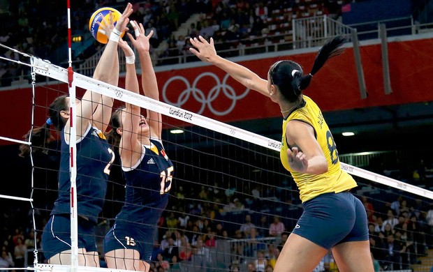 Jaqueline do Brasil na partida de vôlei contra a China (Foto: Reuters)