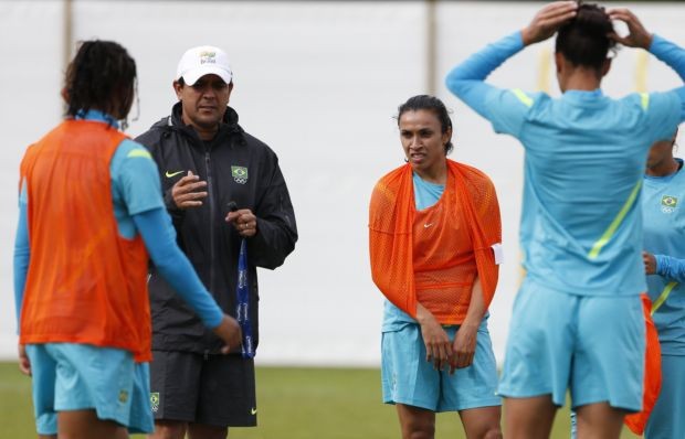 Jorge Barcellos com Marta no treino da Seleção feminina (Foto: Reuters)