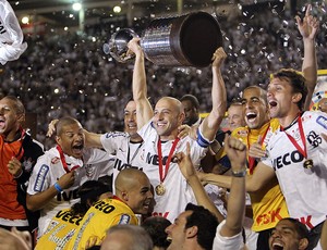 Alessandro Corinthians comemorando, Libertadores Campeao (Foto: Agência EFE)