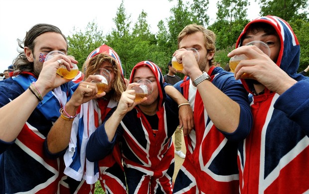 Torcedores cerveja Londres (Foto: AFP)