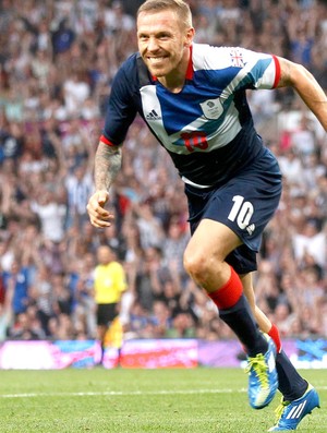 Craig Bellamy comemorando gol contra o Senegal (Foto: Agência Reuters)