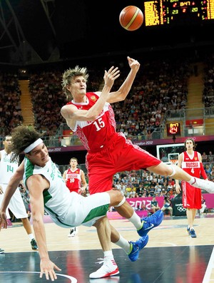 Varejão e Krilenko, Brasil x Rússia (Foto: Agência Reuters)