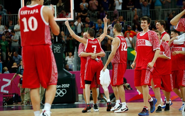 fridzon brasil x rússia basquete londres 2012 olimpiadas comemoração (Foto: Reuters)