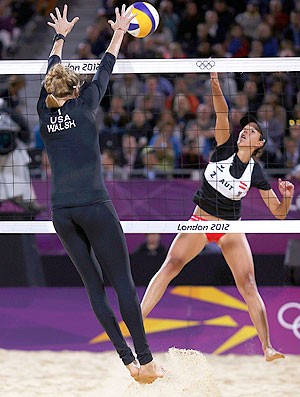 Doris Schwaiger e Kerri Walsh, Austria x EUA (Foto: Agência Reuters)