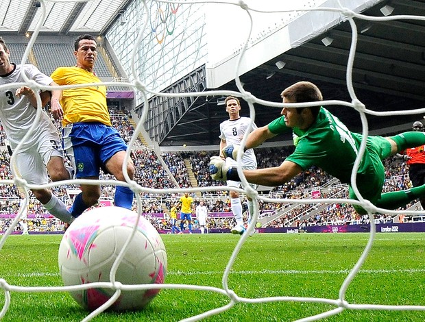 Leandro Damião marca gol do Brasil contra a Nova Zelândia (Foto: Reuters)