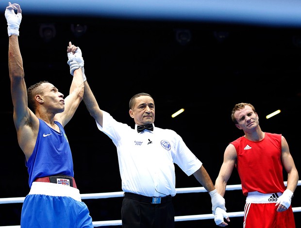 Robenilson Vieira na luta de boxe em Londres contra o russo Sergey Vodopiyanov (Foto: Reuters)