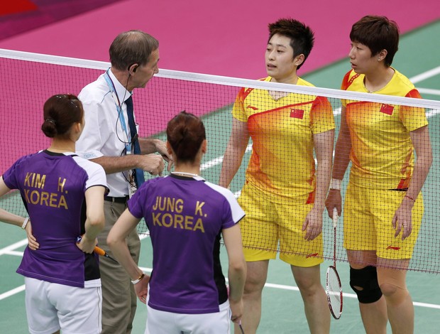 Árbitro conversa com Xiaoli/Yang, da China, e Jung/Kim, da Coreia do Sul, no badminton (Foto: Reuters)