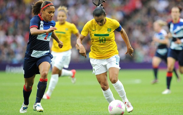 Marta e Alex Scott, Grã-Bretanha x Brasil (Foto: Agência Reuters)