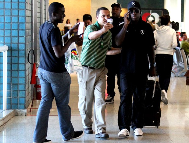 seedorf botafogo embarque santos Dumont (Foto: Henrique Oliveira / Photo Rio News)