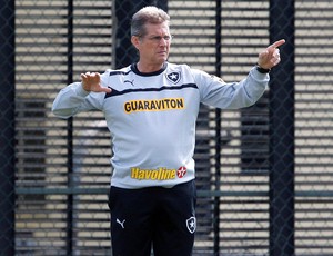 Oswaldo de Oliveira no treino do Botafogo (Foto: Marcos Trisão / Ag. O Globo)