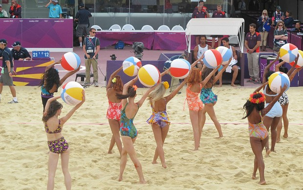 Dançarinas Volei de Praia com biquini da vovó (Foto: Cahê Mota / Globoesporte.com)