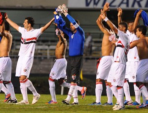 Time do São Paulo aplaude torcida (Foto: Marcos Ribolli / Globoesporte.com)