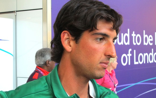 Thomaz Bellucci no desembarque em Londres (Foto: Cahê Mota / Globoesporte.com)