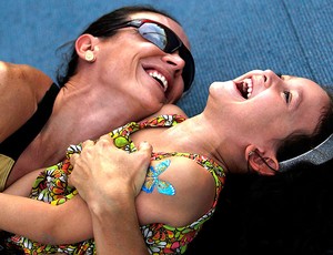 MaurrenMaggi brinca com a filha na preparação para o GP de atletismo (Foto: Jorge Wiliam / Agência O Globo)