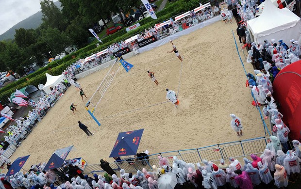 Chuva não adiou jogos do torneio masculino da etapa de Klagenfurt, na Áustria, do Circuito Mundial de Vôlei de Praia (Foto: Divulgação / FIVB)