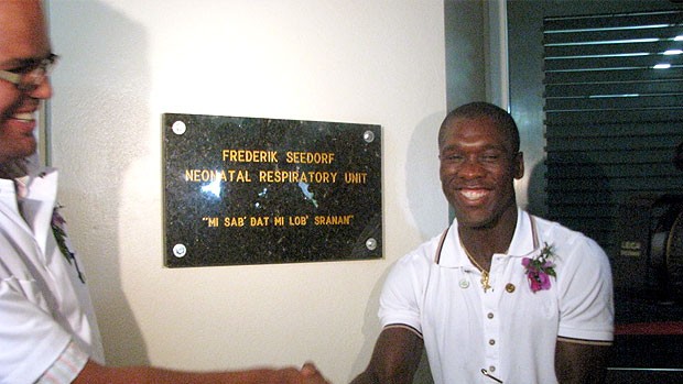 Seedorf ação social Brasil e Suriname (Foto: Divulgação / Site Oficial)