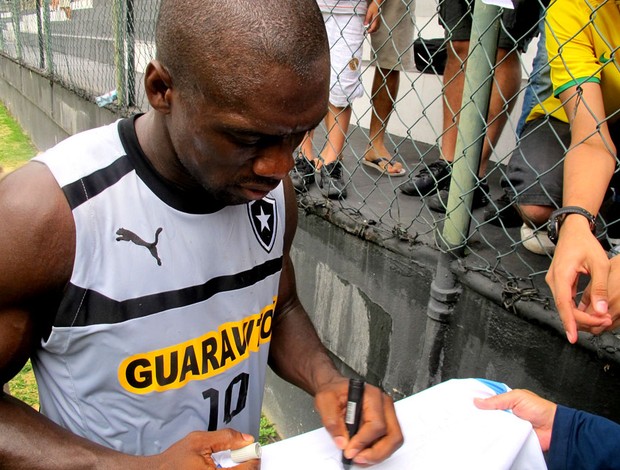 Seedorf dando autógrafos em General Severiano  (Foto: Thales Soares / Globoesporte.com)