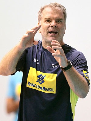 Bernardinho no treino de vôlei  (Foto: Sergio Moraes / Reuters)