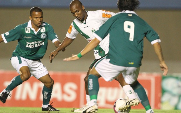 Ricardo Goulart disputa jogada com Gilberto (Foto: Renato Conde / O Popular)