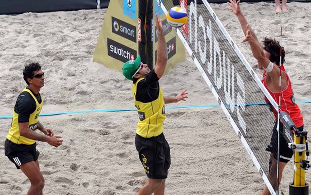 Benjamin e Bruno Schmidt volei de praia Berlim (Foto: Divulgação / FIVB)