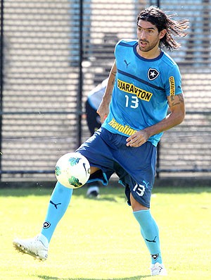 Loco Abreu no treino do Botafogo (Foto: Ivo Gonzalez / Agencia O Globo)