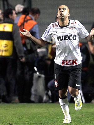 Emerson comemora gol do Corinthians contra o Boca Juniors final (Foto: AP)