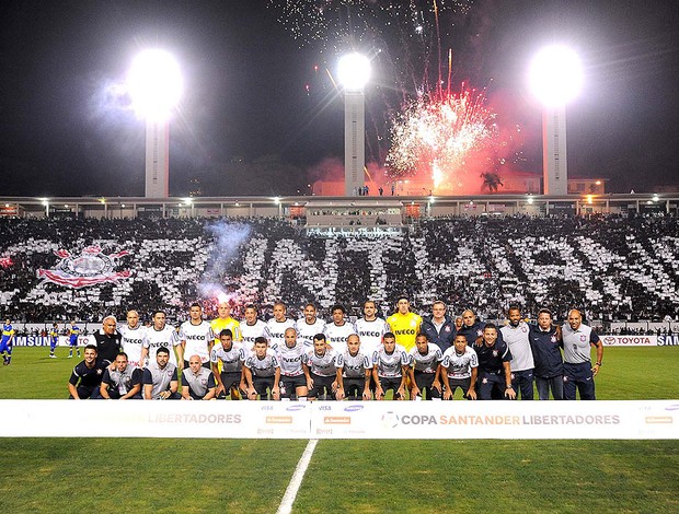 Time do Corinthians posado (Foto: Marcos Ribolli  / Globoesporte.com)