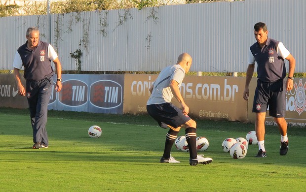 Tite orienta o Corinthians no último treino antes da final (Foto: Carlos Augusto Ferrari / Globoesporte.com)