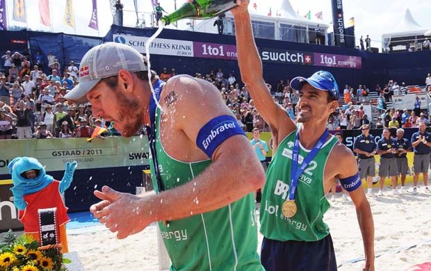 Emanuel dá banho de champagne em Alison (Foto: Divulgação/FIVB)