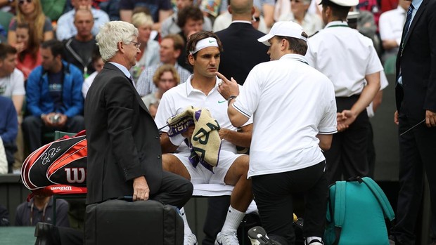 Roger Federer recebe atendimento médico wm Wimbledon (Foto: Agência Getty Images)