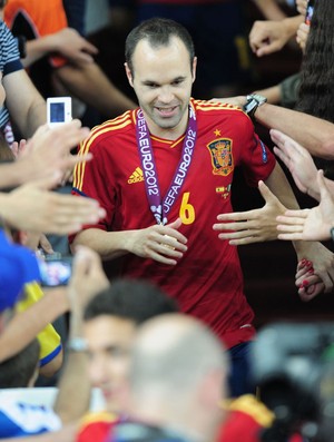 iniesta  medalha eurocopa (Foto: Agência Getty Images)