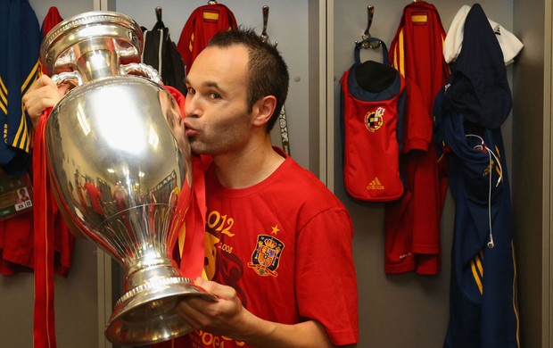 iniesta  espanha taça eurocopa vestiário (Foto: Agência Getty Images)