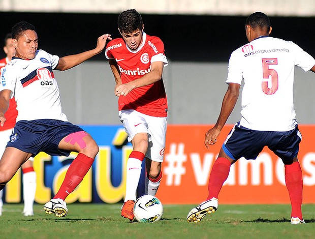 Oscar na partida do Internacional contra o Bahia (Foto: Angelo Pontes / Ag. Estado)