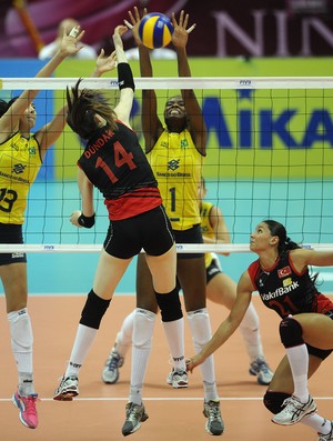 Fabiana para a Turquia (Foto: Divulgação/FIVB)