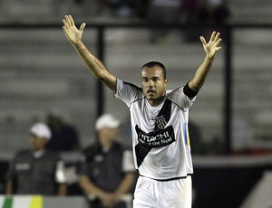 roger ponte preta gol vasco (Foto: Alexandre Cassiano / Agência O Globo)