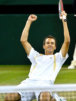 Lukas Rosol comemora vitóira sobre Nadal no tênis (Foto: Reuters)