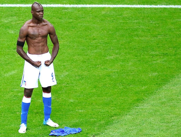 Mario Balotelli marca gol da Itália contra a Alemanha (Foto: Reuters)