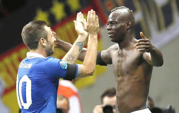 Mario Balotelli e Cassano comemoram gol da Itália contra a Alemanha (Foto: EFE)