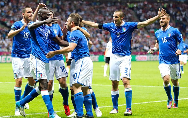 Mario Balotelli comemora gol da Itália contra a Alemanha (Foto: AP)