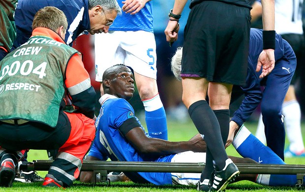 Mario Balotelli deixa o jogo da Itália contra a Alemanha (Foto: Reuters)